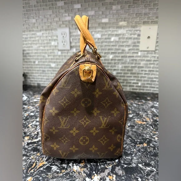 LOUIS VUITTON Speedy 30
Monogram Satchel with COA - Picture 3 of 15